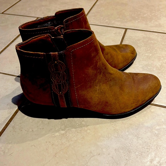Clarks Leather Booties - Picture 1 of 4